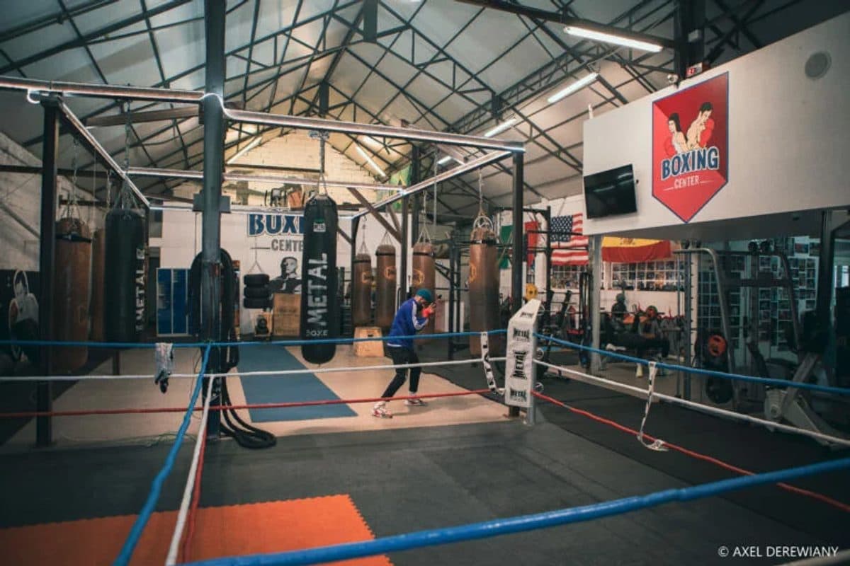 Salle Boxing Center Minimes, allée de sacs et blason au mur, 12 rue de Fenouillet